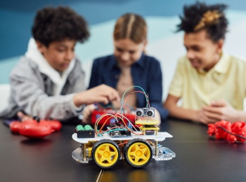 Kinder, die sich mit Robotik, Coding und Making beschäftigen.