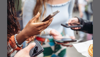 Hände, die Smartphones halten.