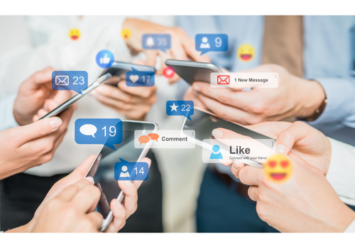 Hände, die Smartphones halten. Darüber sind Sprechblasen und Emojis zu sehen.