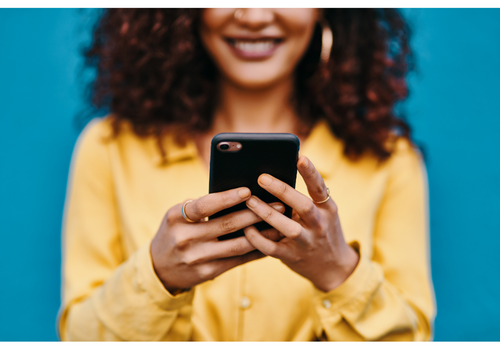 Eine Person, die ein Smartphone in den Händen hält.