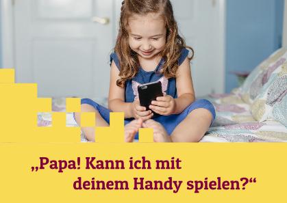 Ansicht: Papa, kann ich mit deinem Handy spielen? Mit dem Smartphone fotografieren 
