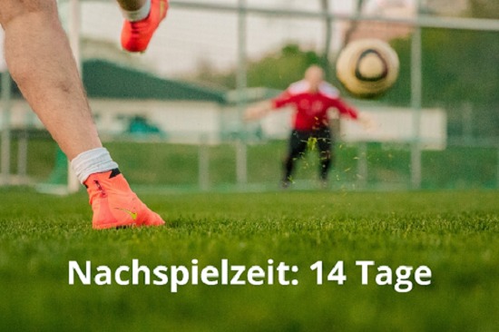 Ein Foto zweier Fußballspielender mit dem Schriftzug "Nachspielzeit 14 Tage"  